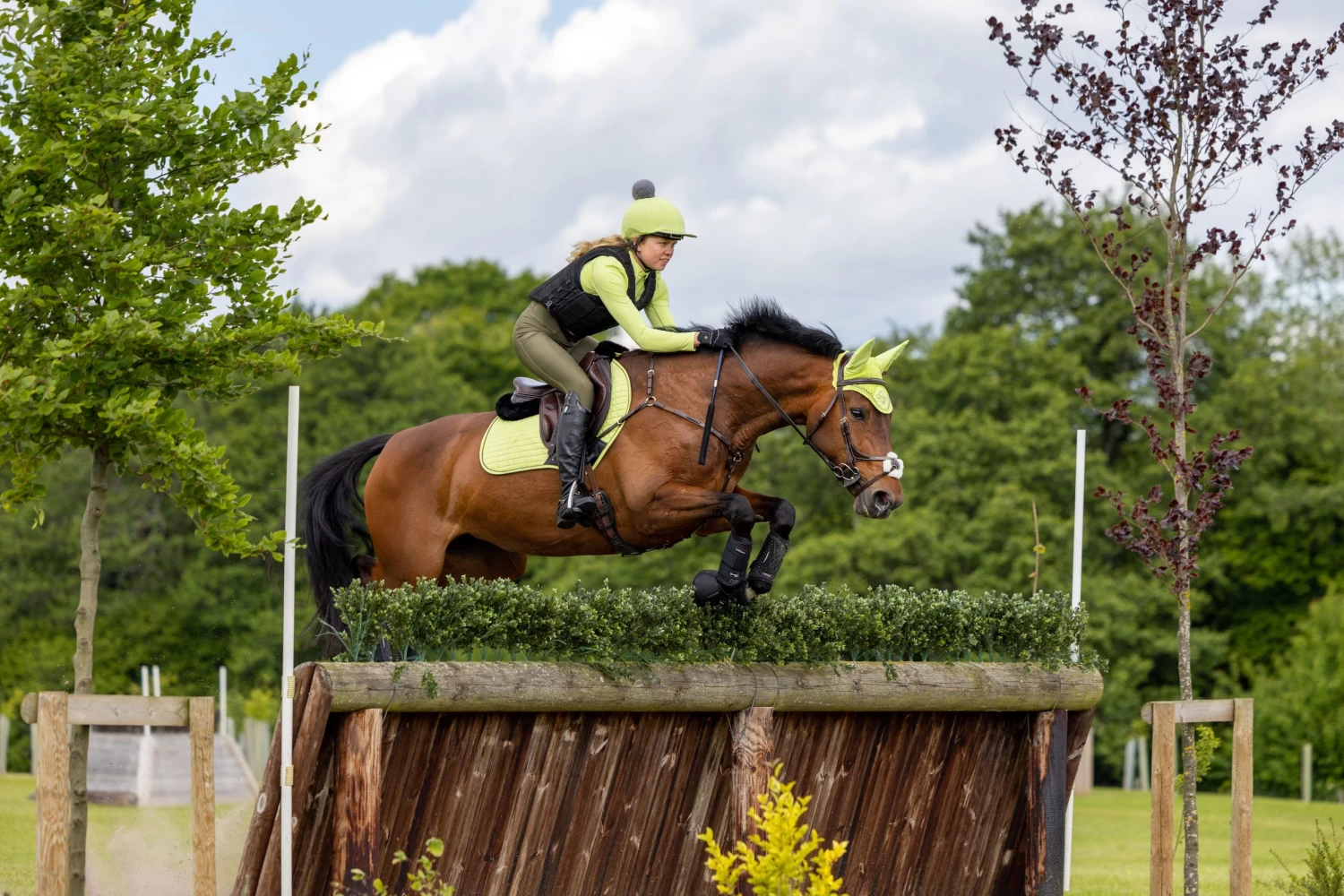 LeMieux Suede Close Contact Square – Kiwi - Image 2